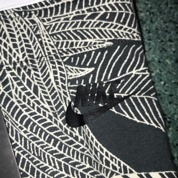 NIKE Printed Crop Athletic Yoga Leggings "Pale Gray" [Leaf Print] Women’s XS - Picture 3 of 6